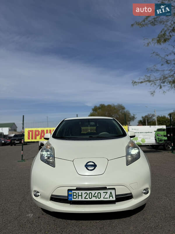 Хэтчбек Nissan Leaf 2011 в Измаиле