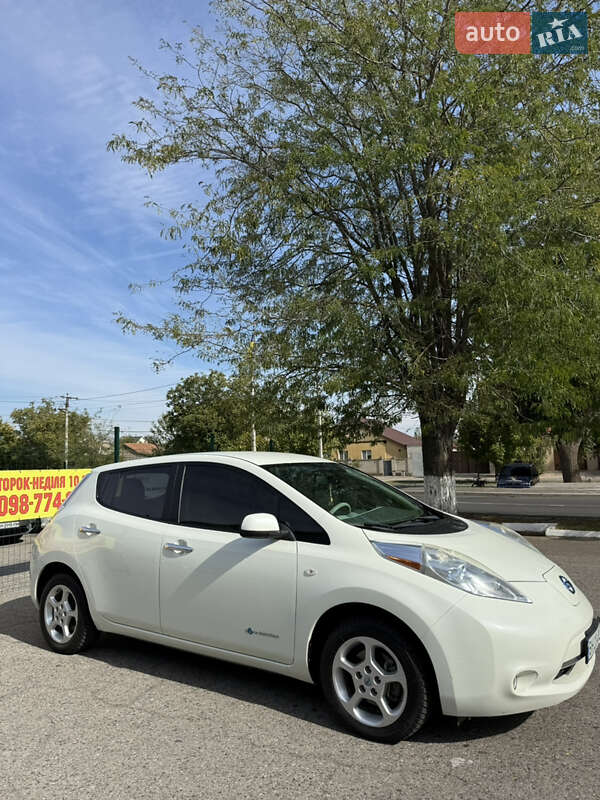 Хэтчбек Nissan Leaf 2011 в Измаиле