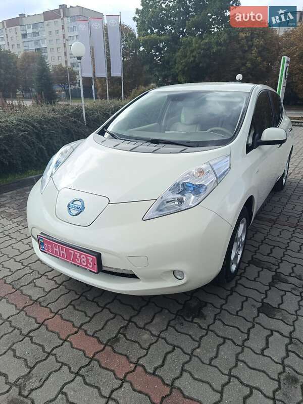 Хэтчбек Nissan Leaf 2012 в 