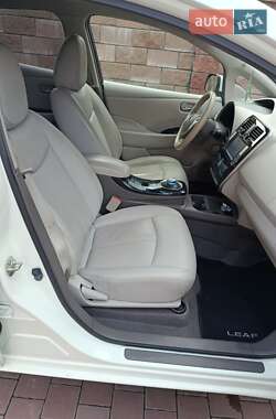 Хэтчбек Nissan Leaf 2012 в 