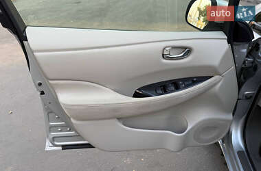 Хэтчбек Nissan Leaf 2012 в 