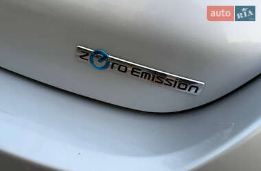 Хэтчбек Nissan Leaf 2012 в 