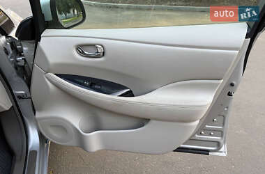 Хэтчбек Nissan Leaf 2012 в 