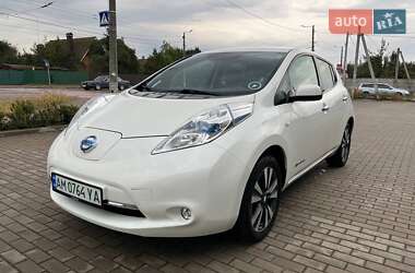 Хетчбек Nissan Leaf 2015 в  фото 3 Хетчбек Nissan Leaf 2015 в
