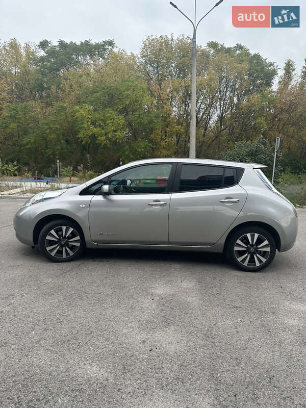 Хетчбек Nissan Leaf 2015 в Кам'янському