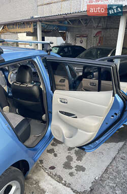 Хэтчбек Nissan Leaf 2011 в 