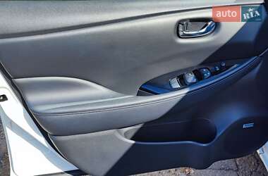 Хэтчбек Nissan Leaf 2015 в 