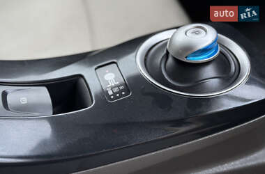 Хэтчбек Nissan Leaf 2012 в 