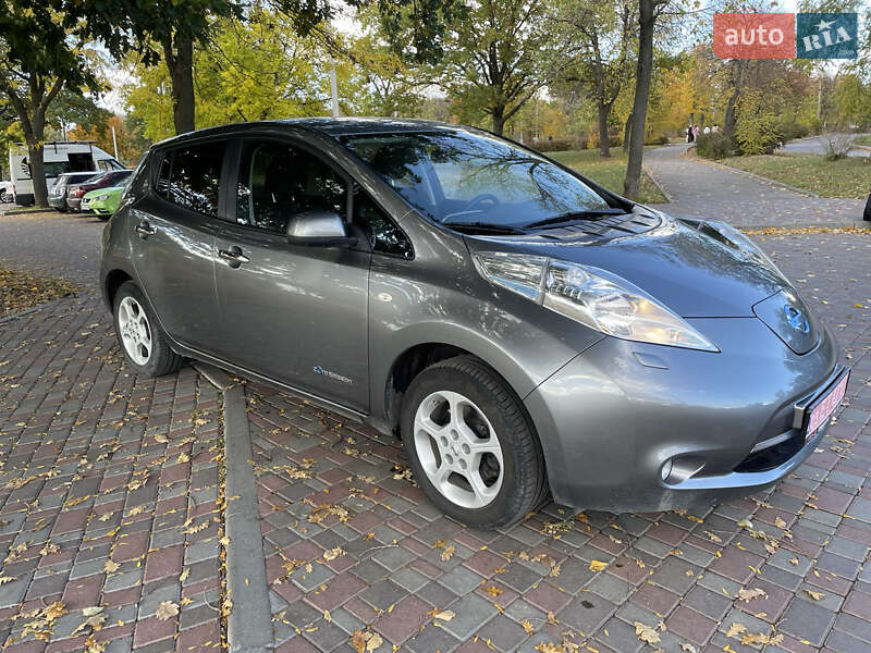 Хэтчбек Nissan Leaf 2015 в Кропивницком