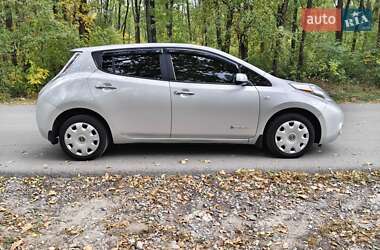 Хэтчбек Nissan Leaf 2013 в 
