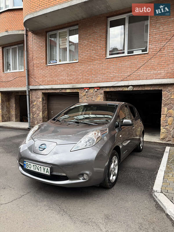 Хэтчбек Nissan Leaf 2014 в 