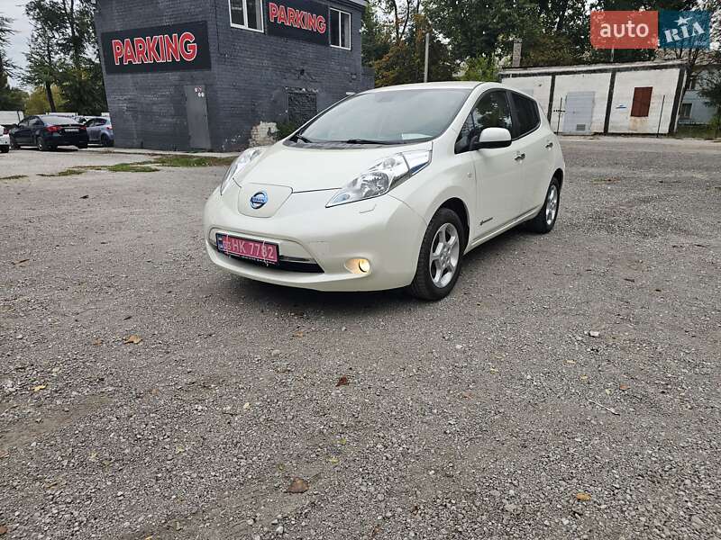 Хэтчбек Nissan Leaf 2015 в 