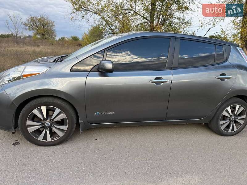 Хетчбек Nissan Leaf 2014 в Дніпрі