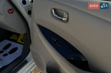Хэтчбек Nissan Leaf 2012 в 