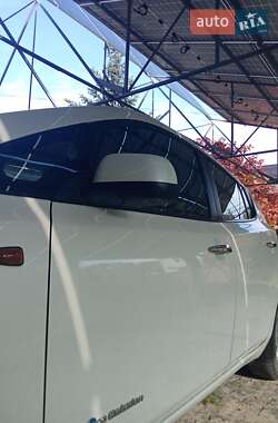Хэтчбек Nissan Leaf 2014 в 