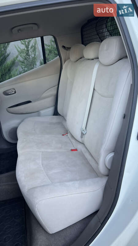 Хэтчбек Nissan Leaf 2011 в Могилев-Подольске