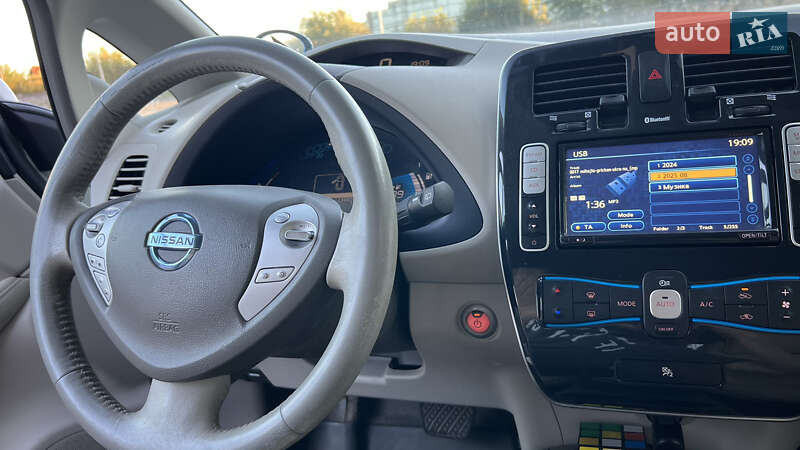 Хэтчбек Nissan Leaf 2011 в Могилев-Подольске