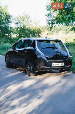 Хэтчбек Nissan Leaf 2015 в 
