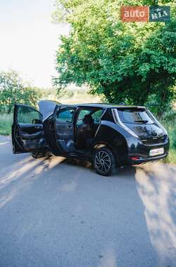 Хэтчбек Nissan Leaf 2015 в 