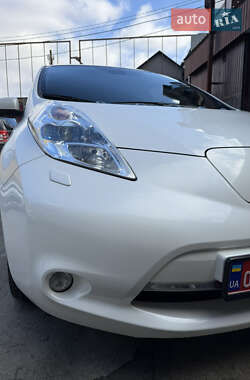 Хэтчбек Nissan Leaf 2013 в 