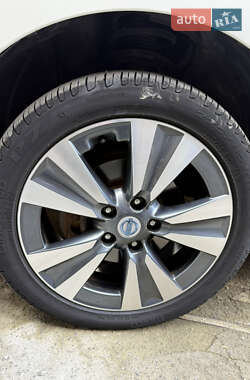 Хэтчбек Nissan Leaf 2013 в 