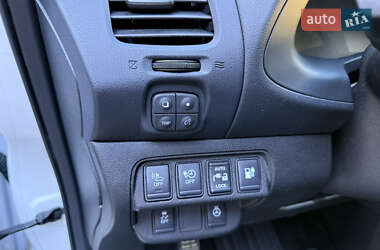 Хэтчбек Nissan Leaf 2013 в 