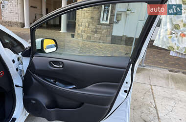 Хэтчбек Nissan Leaf 2013 в 