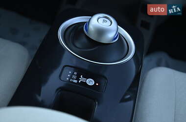 Хэтчбек Nissan Leaf 2011 в 