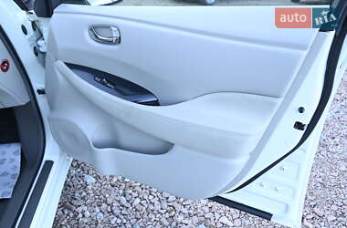 Хэтчбек Nissan Leaf 2011 в 