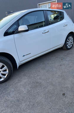 Хетчбек Nissan Leaf 2015 в  фото 5 Хетчбек Nissan Leaf 2015 в
