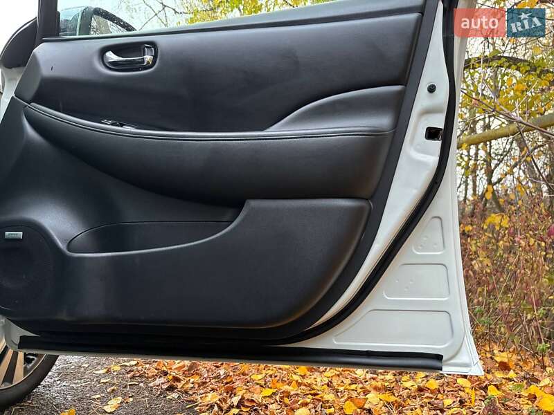 Хэтчбек Nissan Leaf 2013 в Днепре