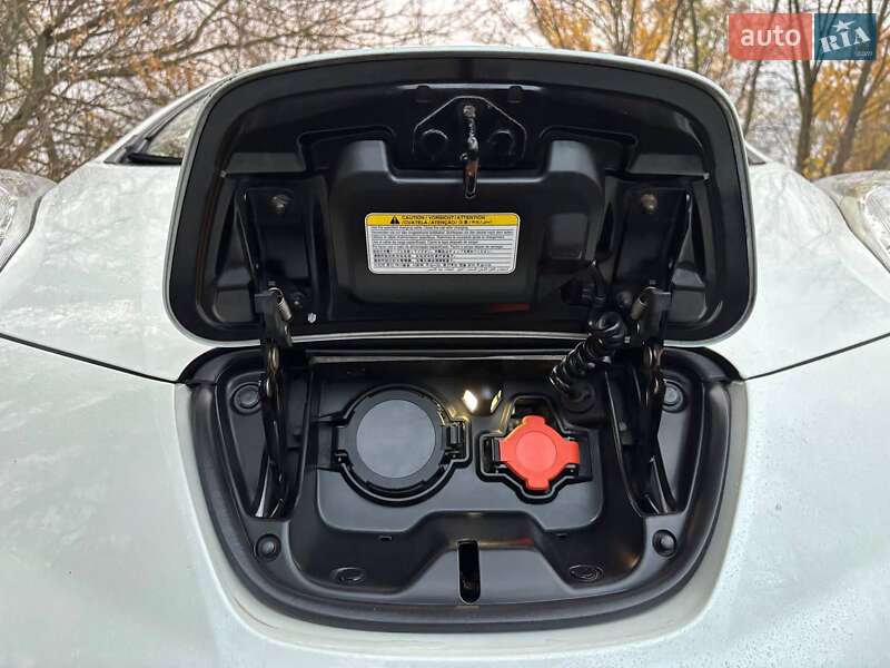 Хэтчбек Nissan Leaf 2013 в Днепре