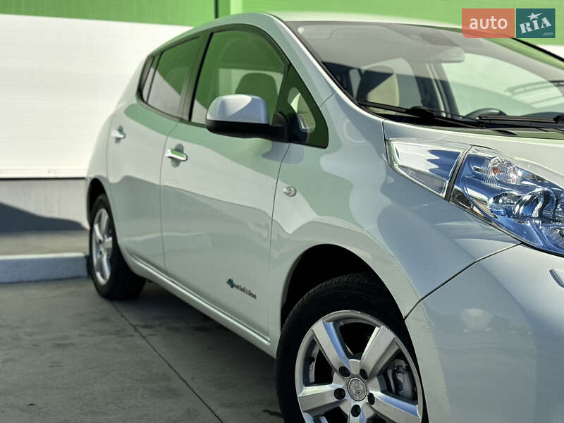 Хэтчбек Nissan Leaf 2012 в Александрие