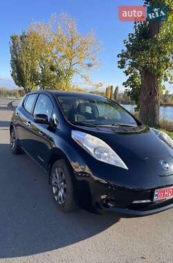 Хетчбек Nissan Leaf 2014 в  фото 11 Хетчбек Nissan Leaf 2014 в
