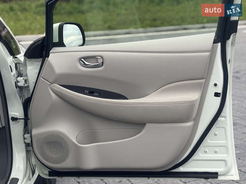 Хэтчбек Nissan Leaf 2013 в Львове