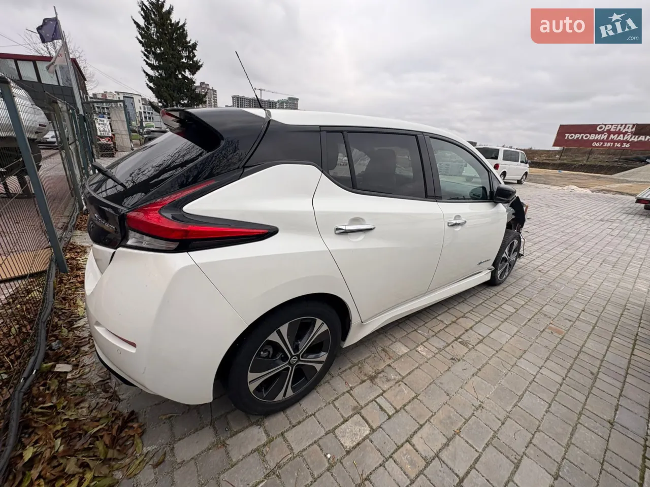 Авто повністю на ходу 
100% рідний пробіг 
NISSAN LEAF 2018 р.  
40 кВт. Запас ходу 250 км.
Пригнаний з Європи
Є комплект запчастин на передню частину в Україні вартість 2500$ в білому кольорі 