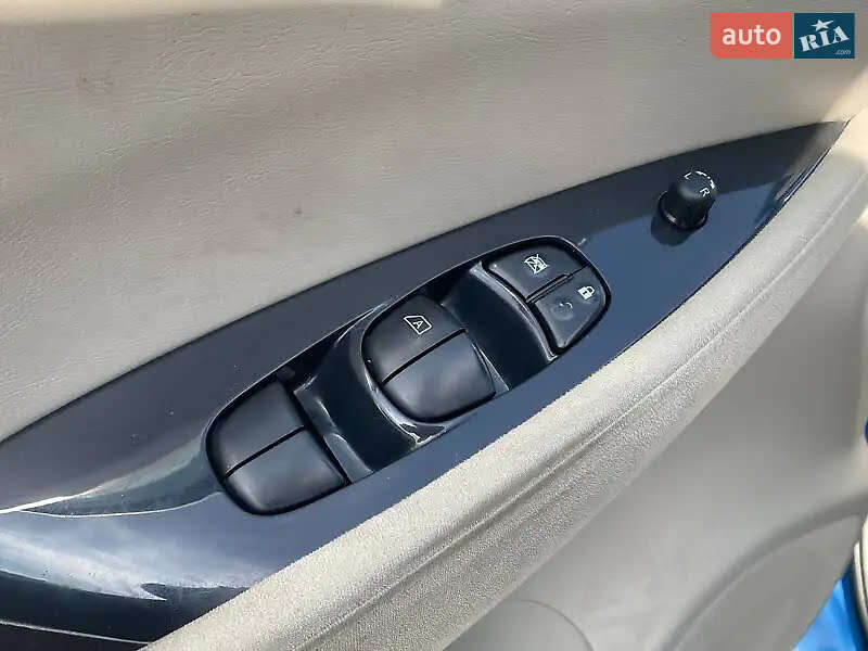 Хэтчбек Nissan Leaf 2012 в Кривом Роге