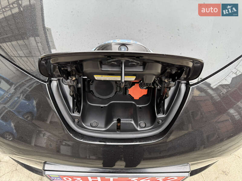 Хетчбек Nissan Leaf 2014 в Умані