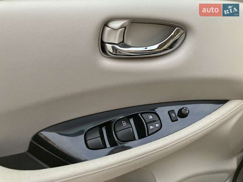 Хэтчбек Nissan Leaf 2013 в Золочеве фото 9 Хэтчбек Nissan Leaf 2013 в Золочеве