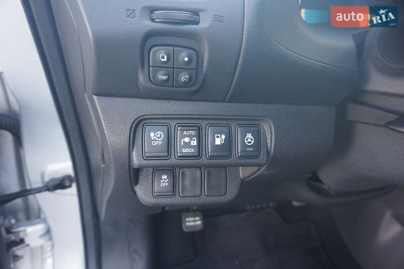 Хэтчбек Nissan Leaf 2013 в Самборе фото 27 Хэтчбек Nissan Leaf 2013 в Самборе