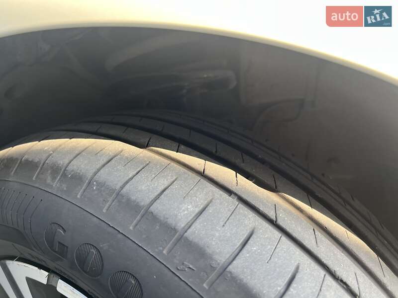 Хэтчбек Nissan Leaf 2011 в Львове