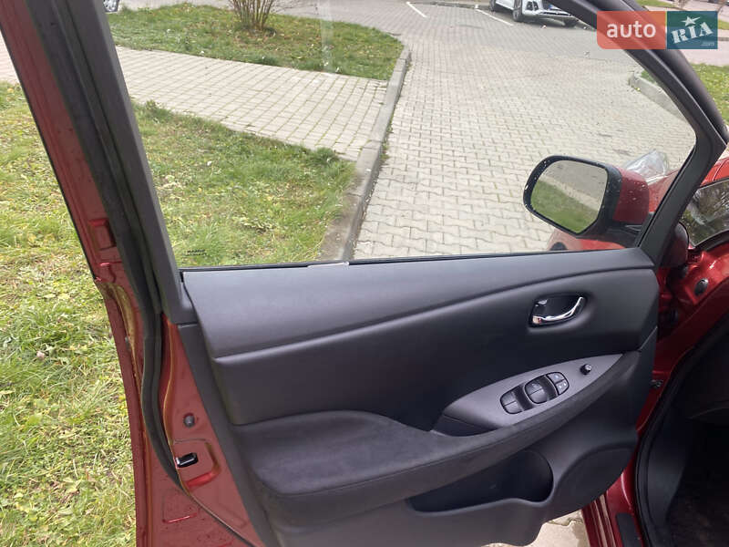 Хэтчбек Nissan Leaf 2014 в Черновцах