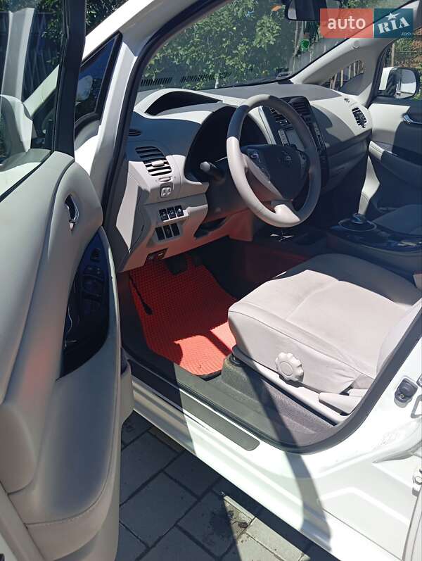 Хэтчбек Nissan Leaf 2012 в Ивано-Франковске