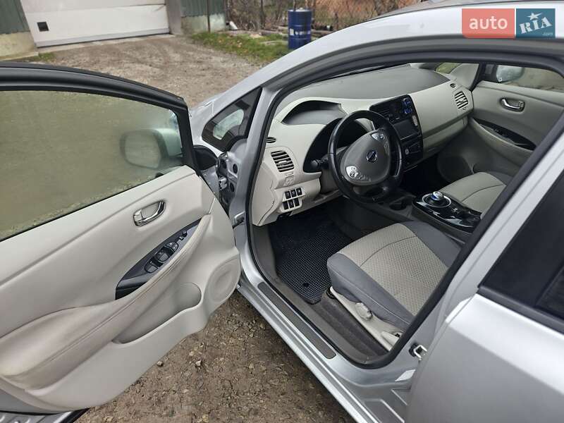 Хетчбек Nissan Leaf 2011 в Івано-Франківську