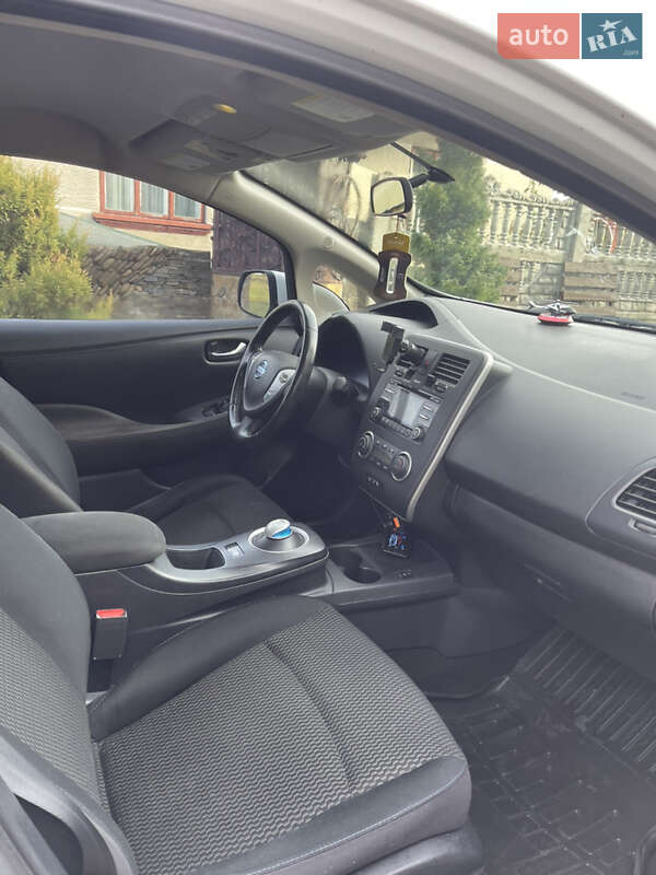 Хэтчбек Nissan Leaf 2014 в Надворной