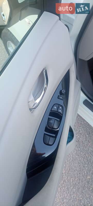 Хэтчбек Nissan Leaf 2012 в Запорожье