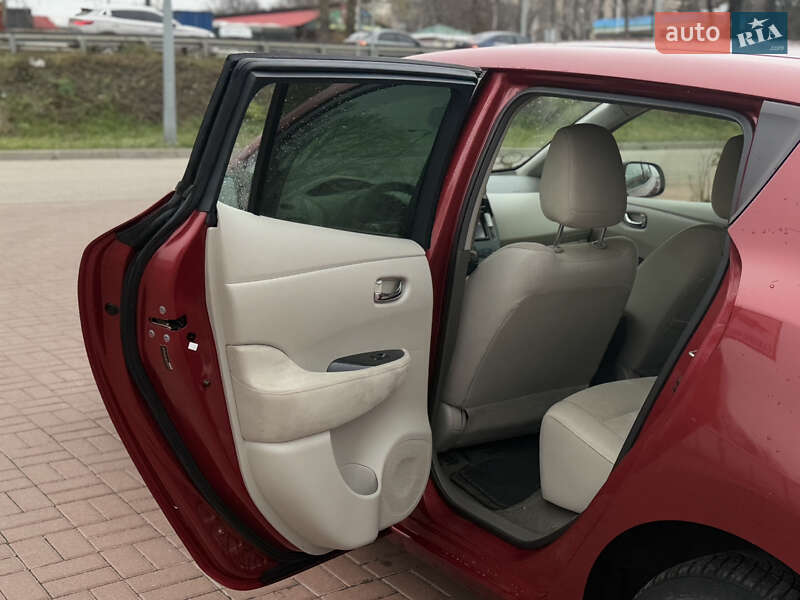 Хэтчбек Nissan Leaf 2011 в Полтаве