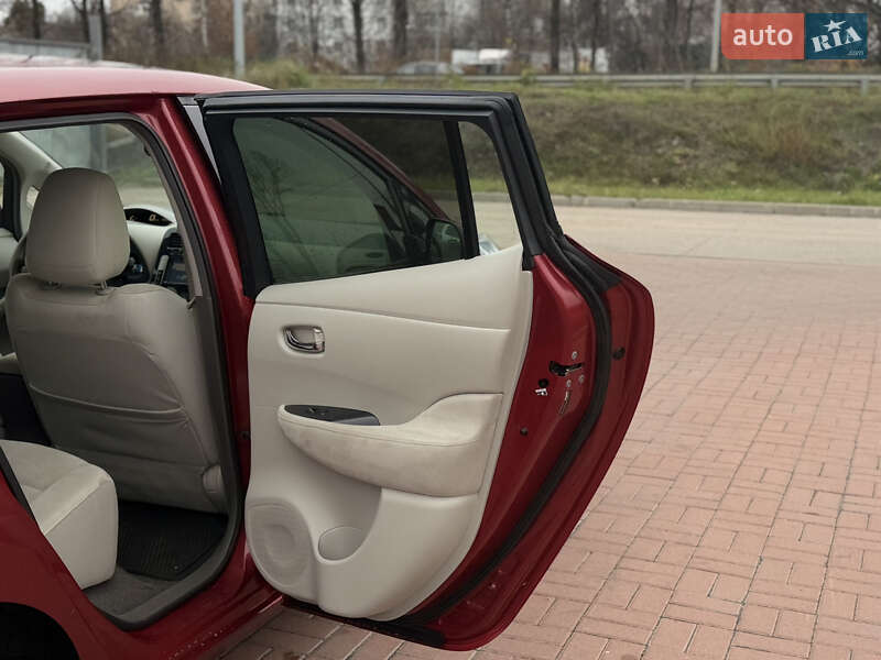 Хэтчбек Nissan Leaf 2011 в Полтаве