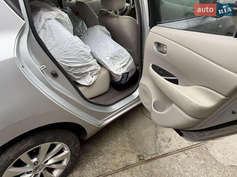Хэтчбек Nissan Leaf 2012 в Умани