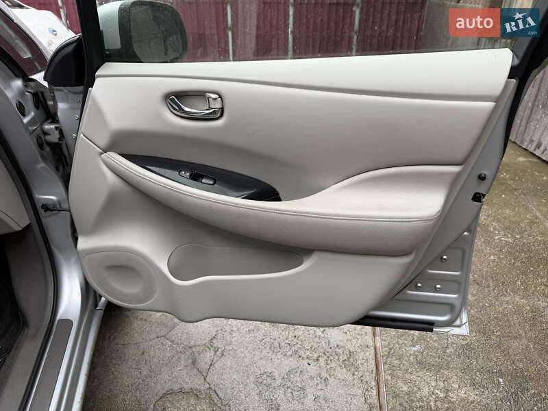 Хэтчбек Nissan Leaf 2012 в Умани